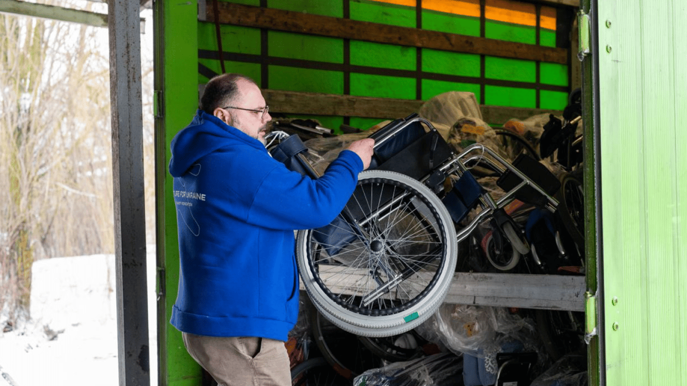 Команда фонду Future for Ukraine Україна доставила 140 колісних крісел на Тернопільщину