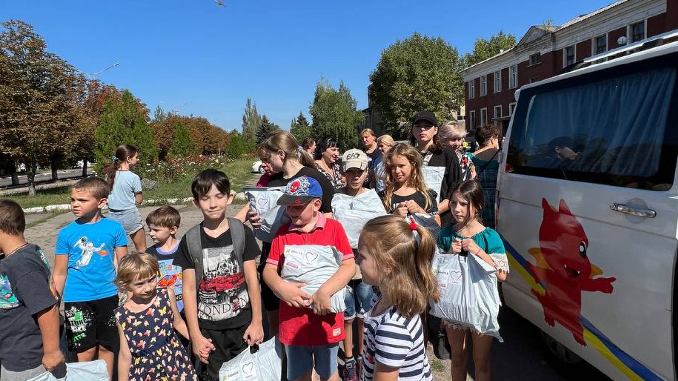 Киевские волонтеры доставили 300 наборов канцелярии для детей с востока