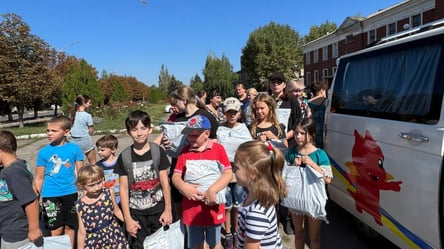 Киевские волонтеры доставили 300 наборов канцелярии для детей с востока - 285x160