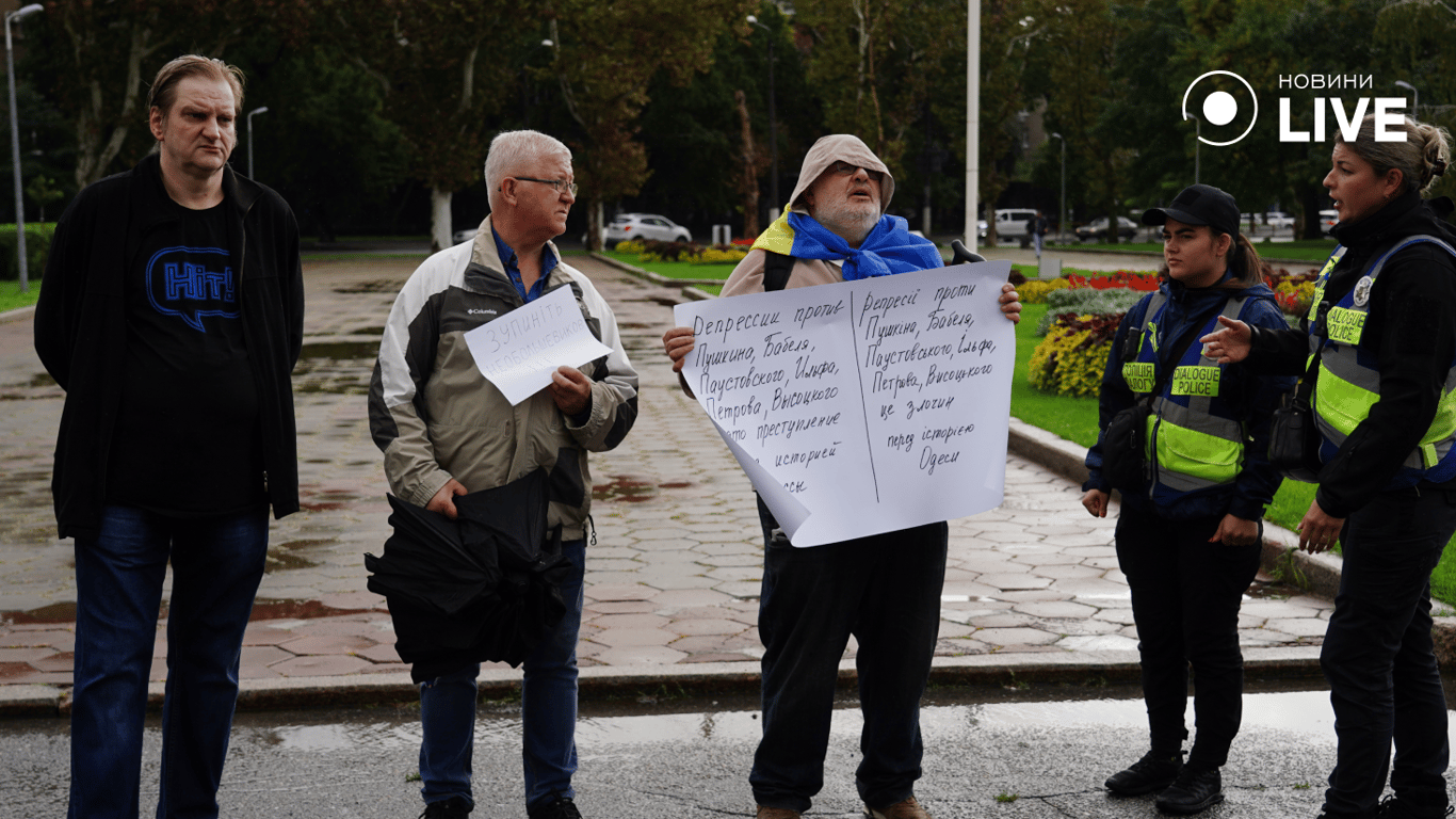 В Одесі мітинг на захист Пушкіна – люди просять не зносити пам'ятник