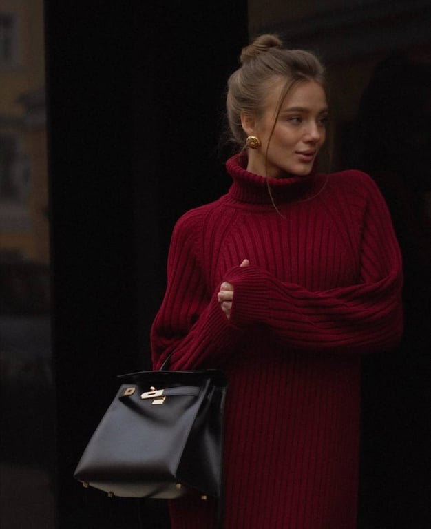 Вязаное платье выглядит очень элегантно.