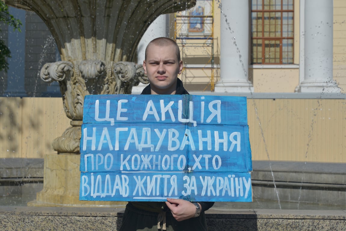 Хвилина тиші в Одесі — у центрі вшанували Героїв (фоторепортаж) - фото 9