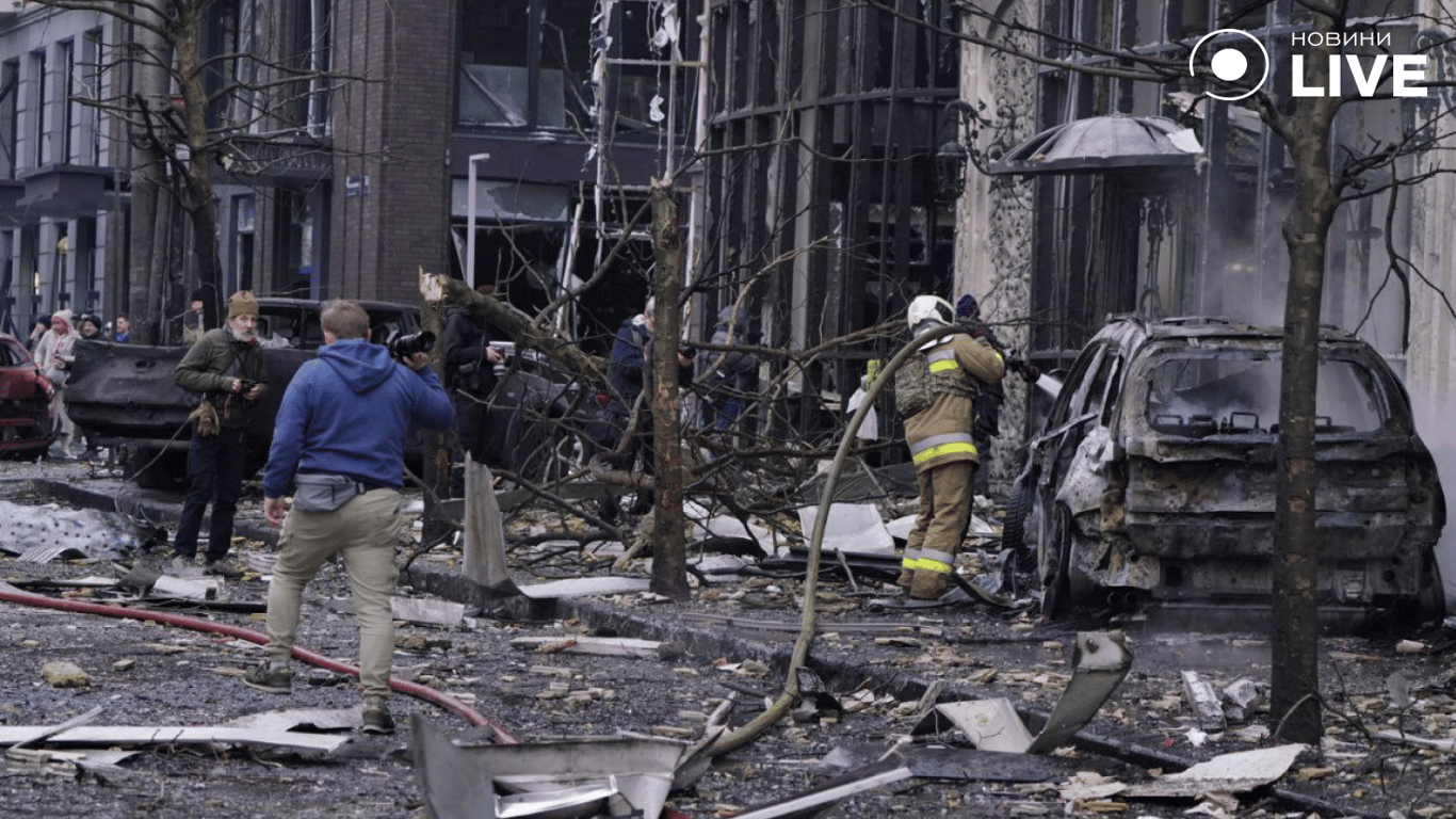 Київ після ракетної атаки: зруйновані фасади та вулиці