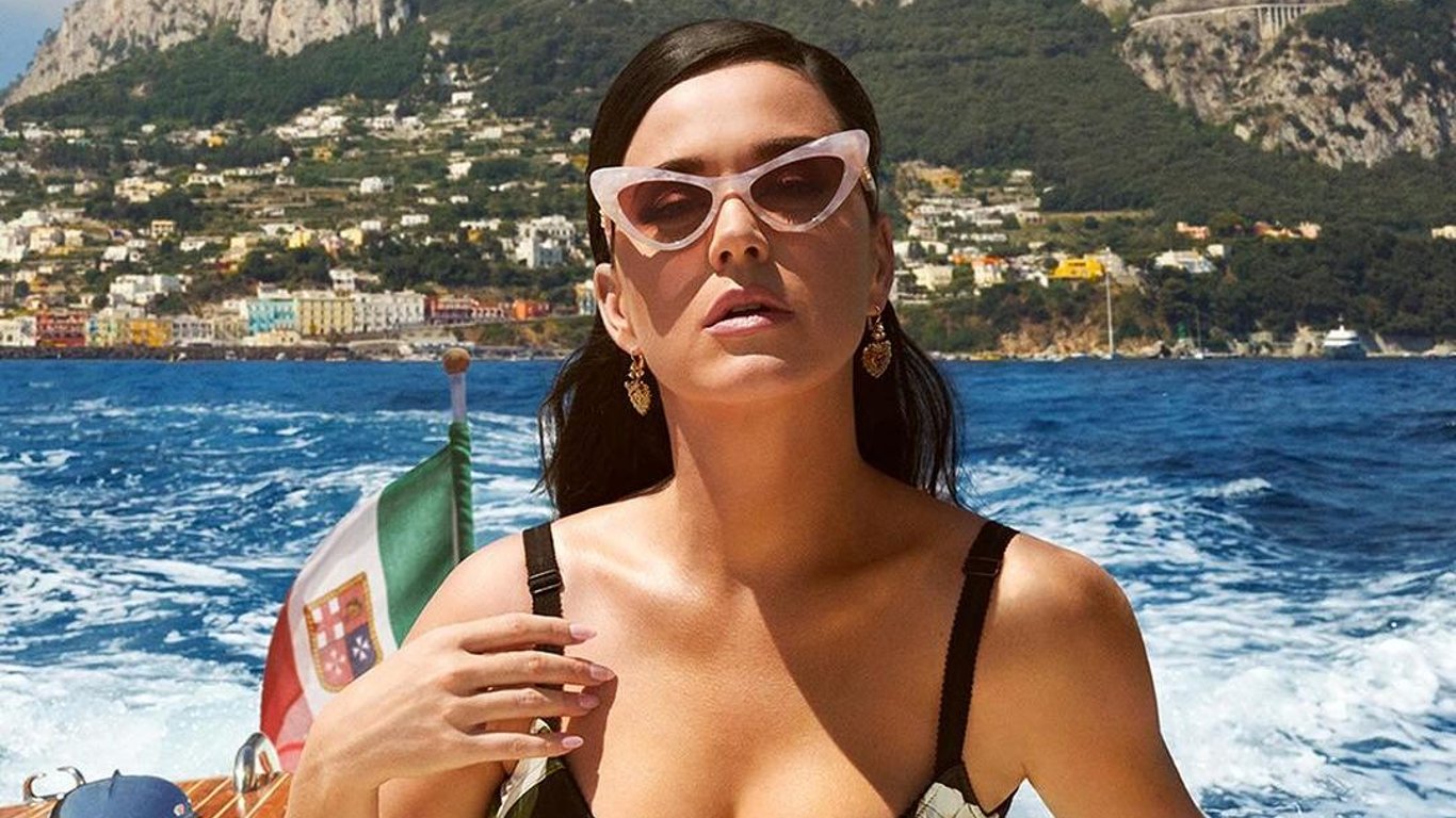 Кэти Перри в кружевном корсете стала лицом Dolce&amp;Gabbana