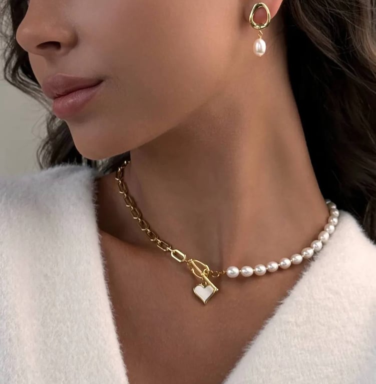 Чокери теж знову актуальні