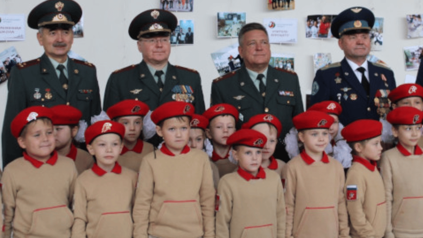 На окупованому Запоріжжі росіяни вербують українських дітей до "Юнармії"