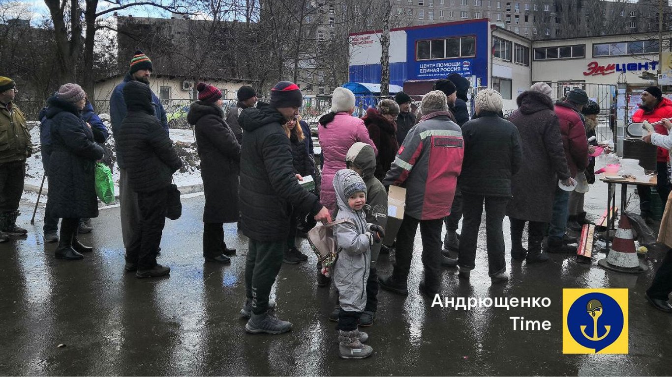 У Маріуполі люди, аби не померти з голоду, отримують їжу у пунктах видачі гуманітарки