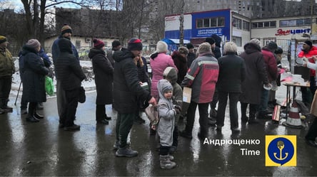 В Мариуполе люди часами стоят в очереди, чтобы получить тарелку каши, — Андрющенко - 285x160