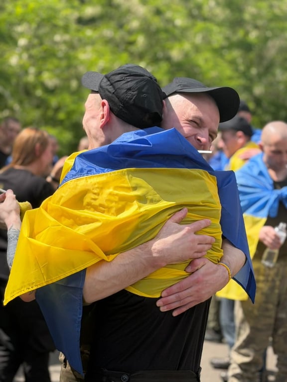 Полонених звільнили і привезли в Україну