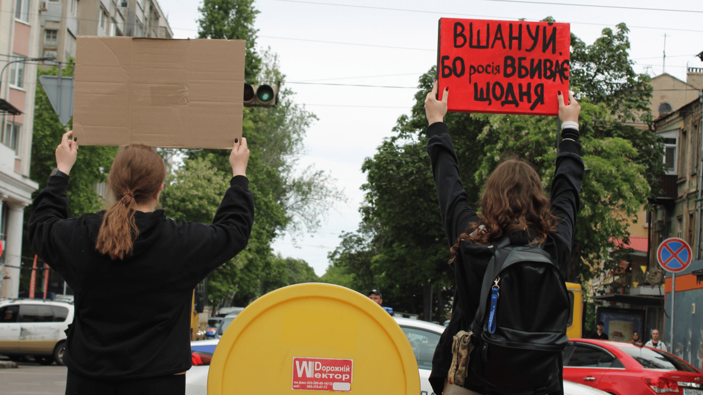 Дівчата тримають плакати