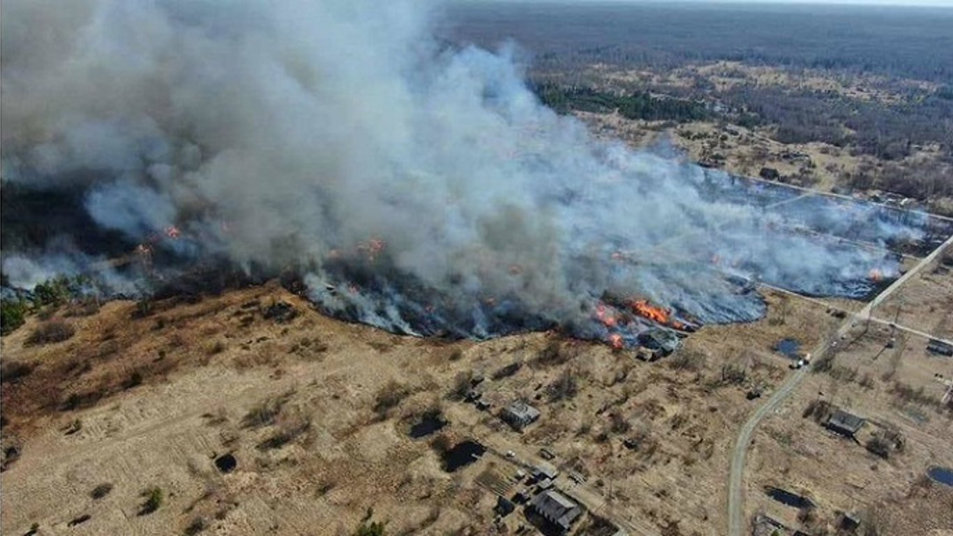 Сгорел сарай, горит и дом: в РФ огонь уничтожил всю деревню