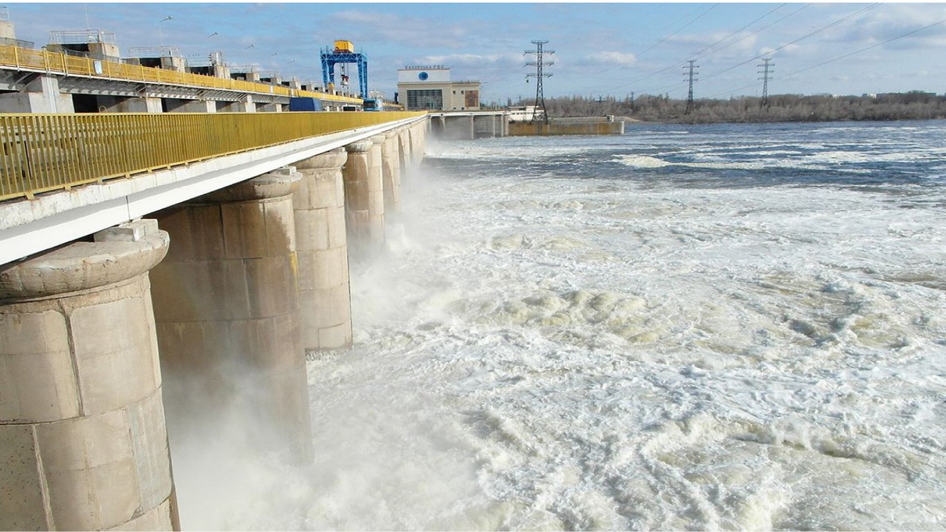 Оккупанты спускают воду из Каховского водохранилища: под угрозой 70% населения Украины