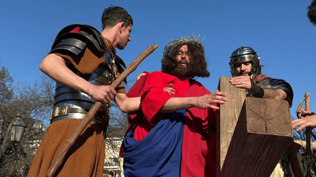 В Одесі на Дерибасівській відтворили шлях Христа на Голгофу - 290x166