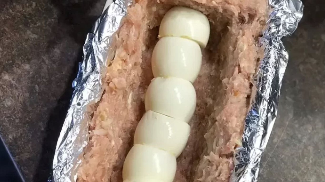 м'ясний рулет з курячого фаршу та яйцем всередині до Великодня