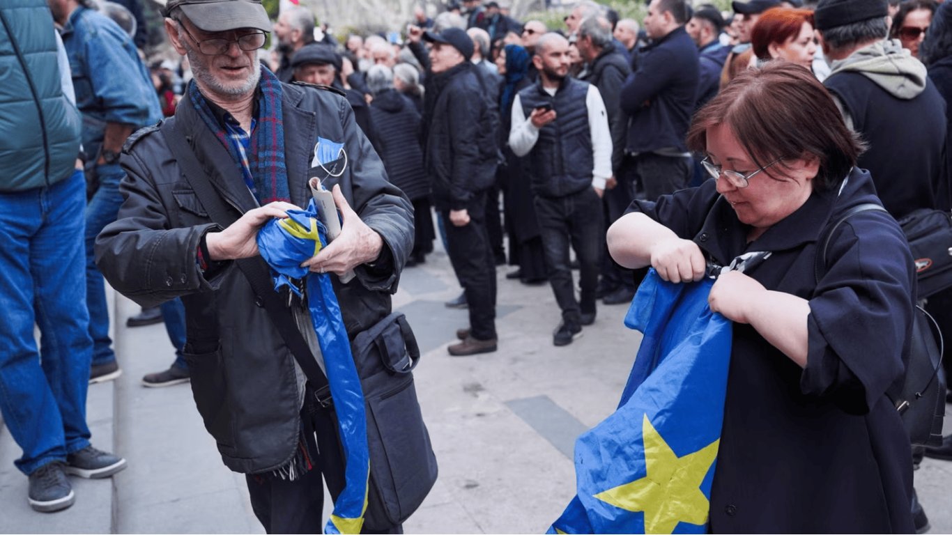 У Грузії прокремлівські радикали зірвали прапор ЄС біля будівлі парламенту