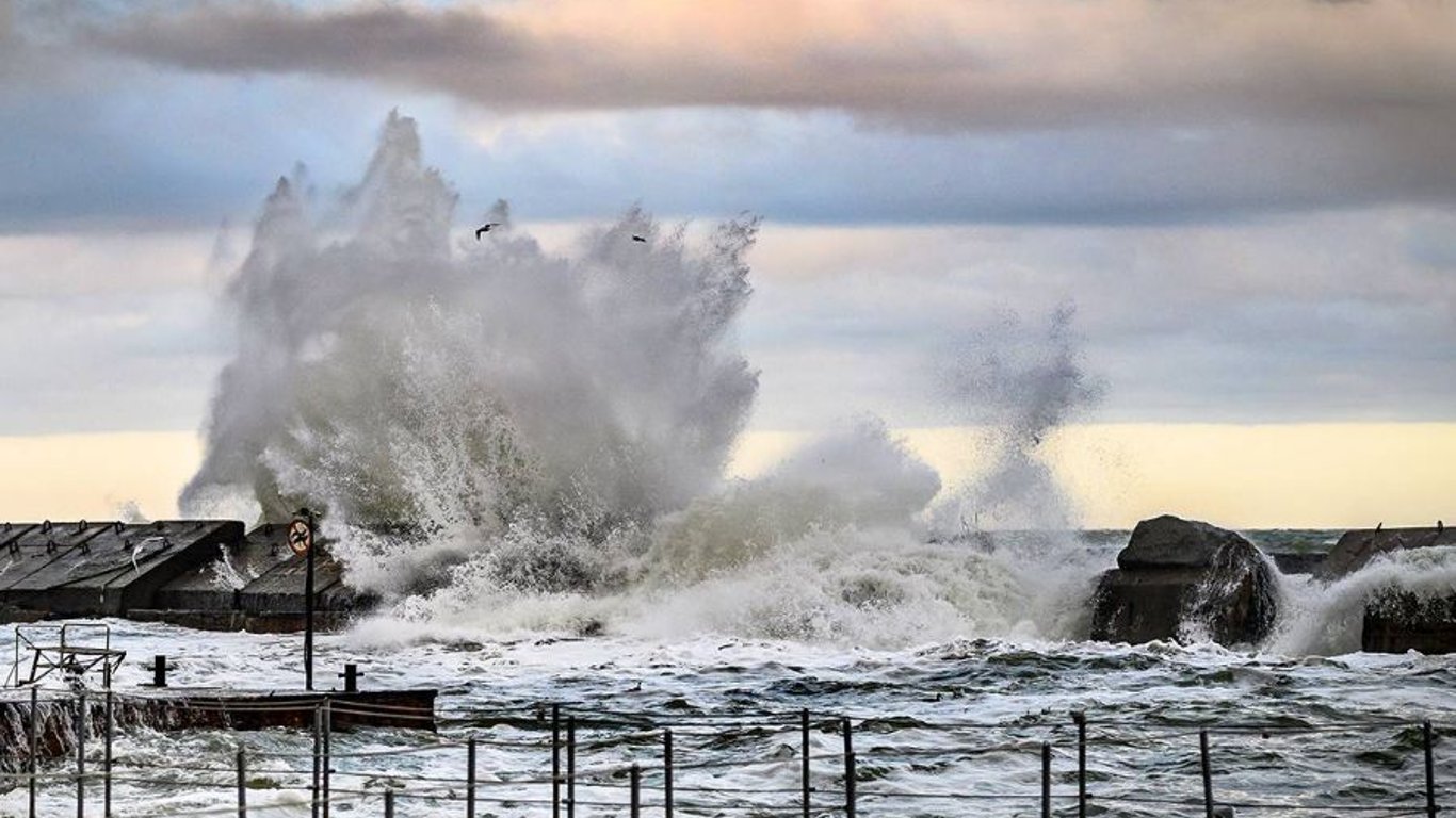 Можливі хвилі до трьох метрів — в Одесі оголосили штормове попередження