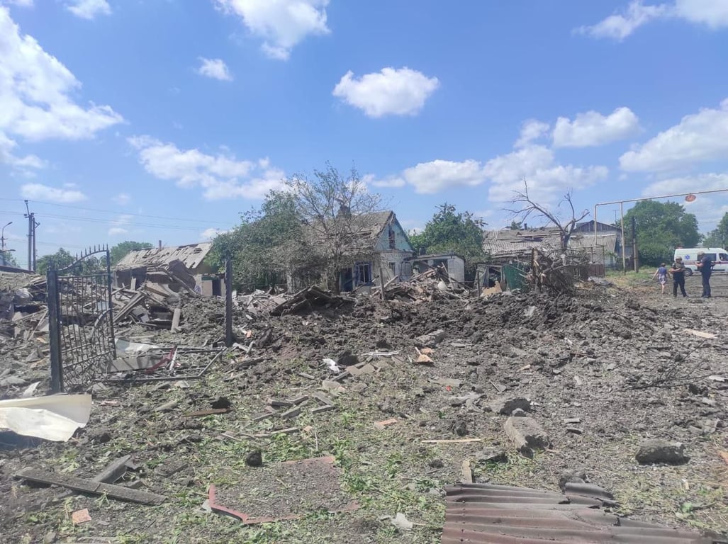 На Донеччині пролунали потужні вибухи — четверо загиблих, серед постраждалих діти - фото 2