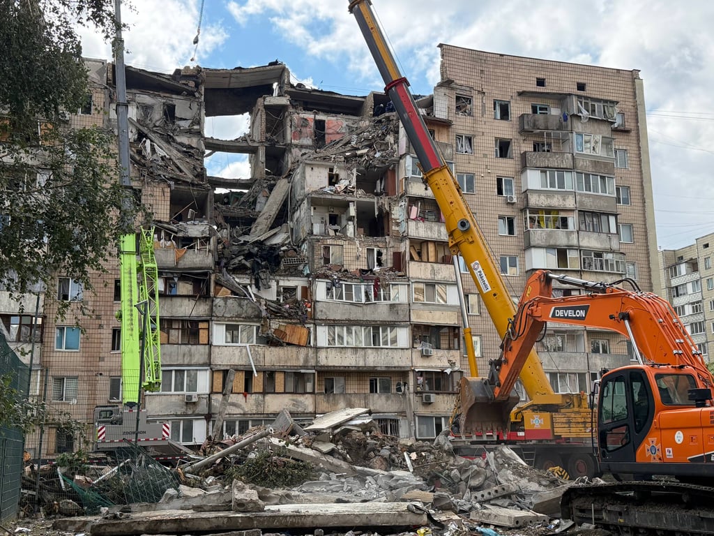 Разрушенные дома и расчистка завалов после удара по Киеву (фоторепортаж) - фото 3