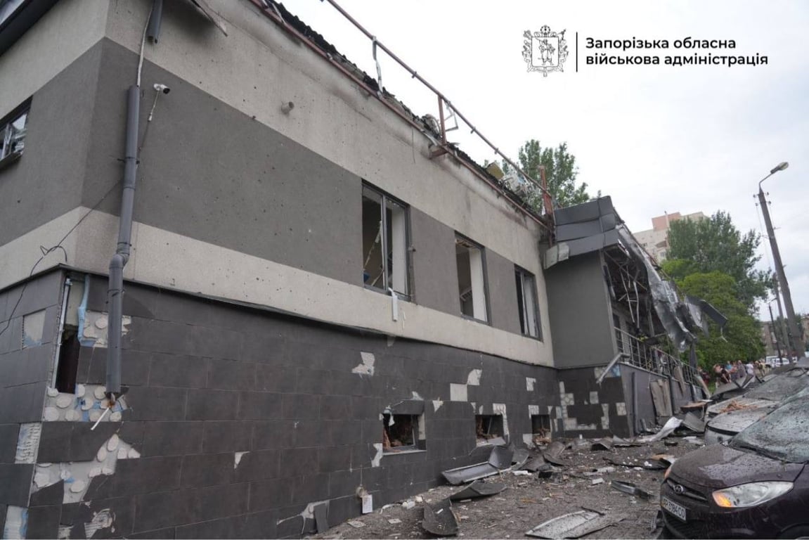 Росія вдарила по багатоповерхівці у Запоріжжі:  під завалами знаходяться люди - фото 2