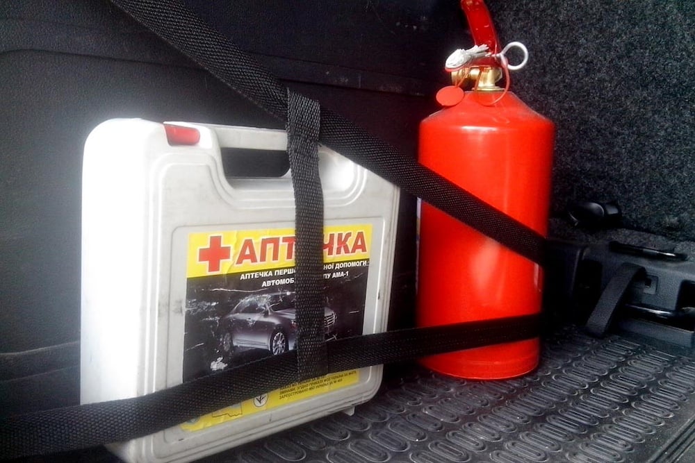 Аптечка та вогнегасник в авто.