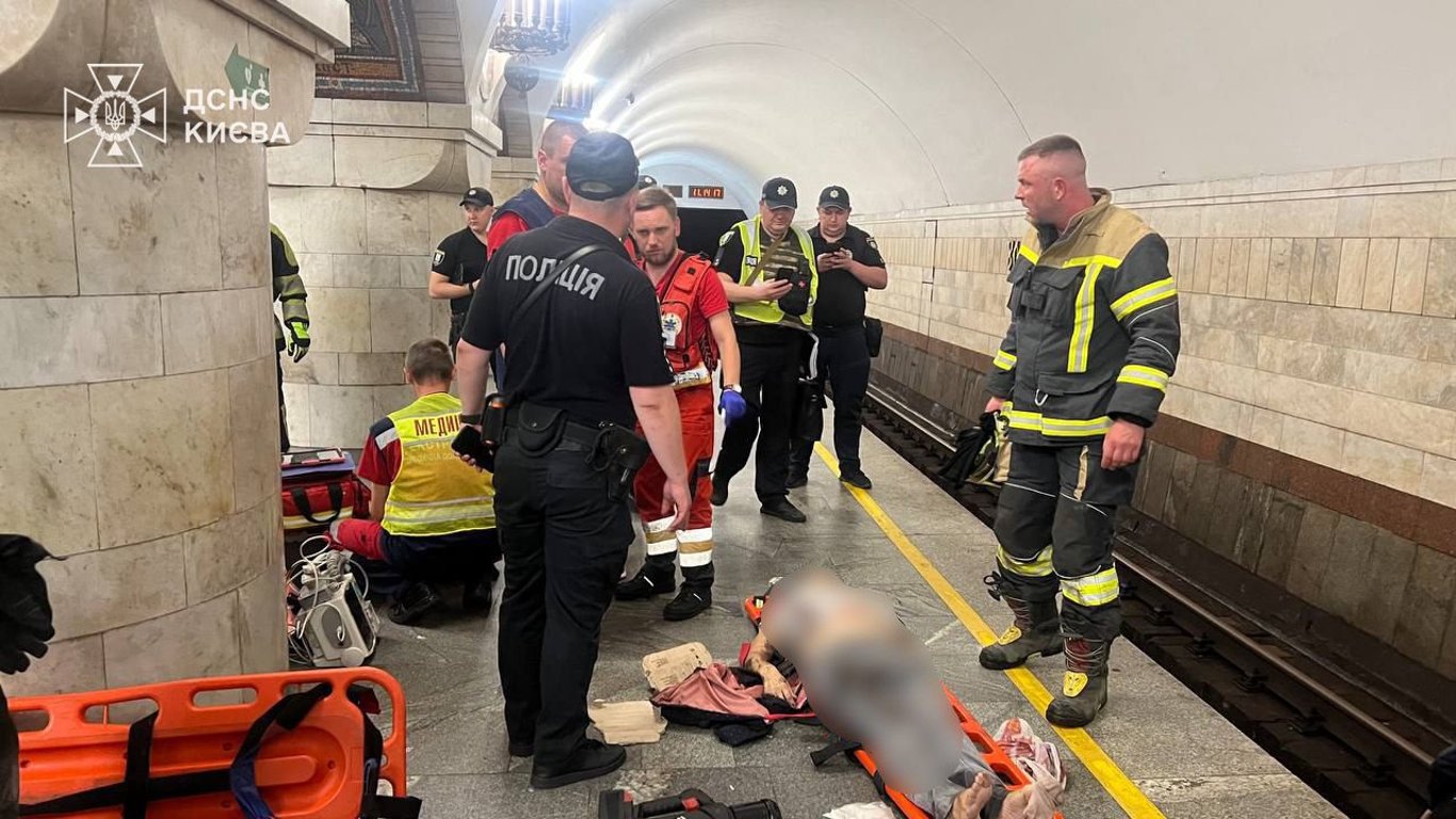 Падіння людини на колії в метро — рятувальники дістали тіло