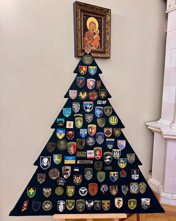 ялинка із шевронів