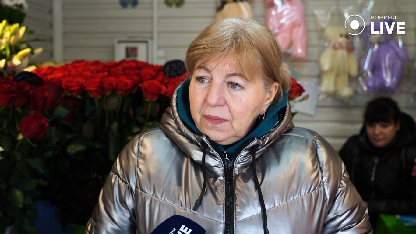 Продавчиня Валентина розповідає про асортимент квітів 