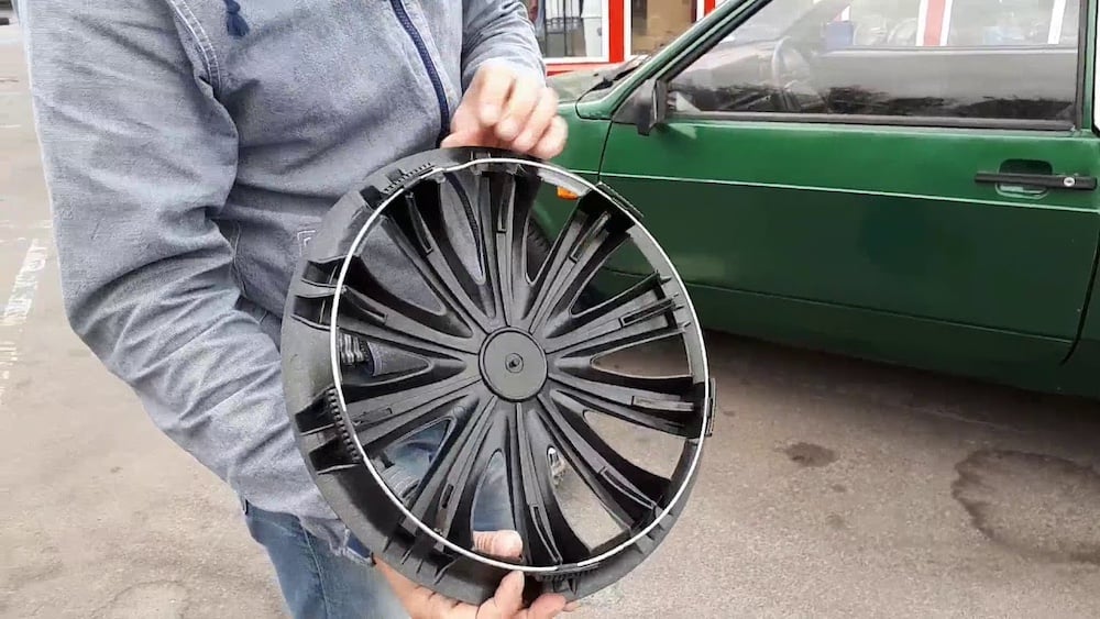 Черный колпак на колесо авто.