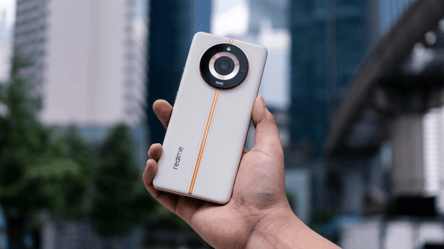 Why classic flagship phones still beat foldables in 2025 - 285x160