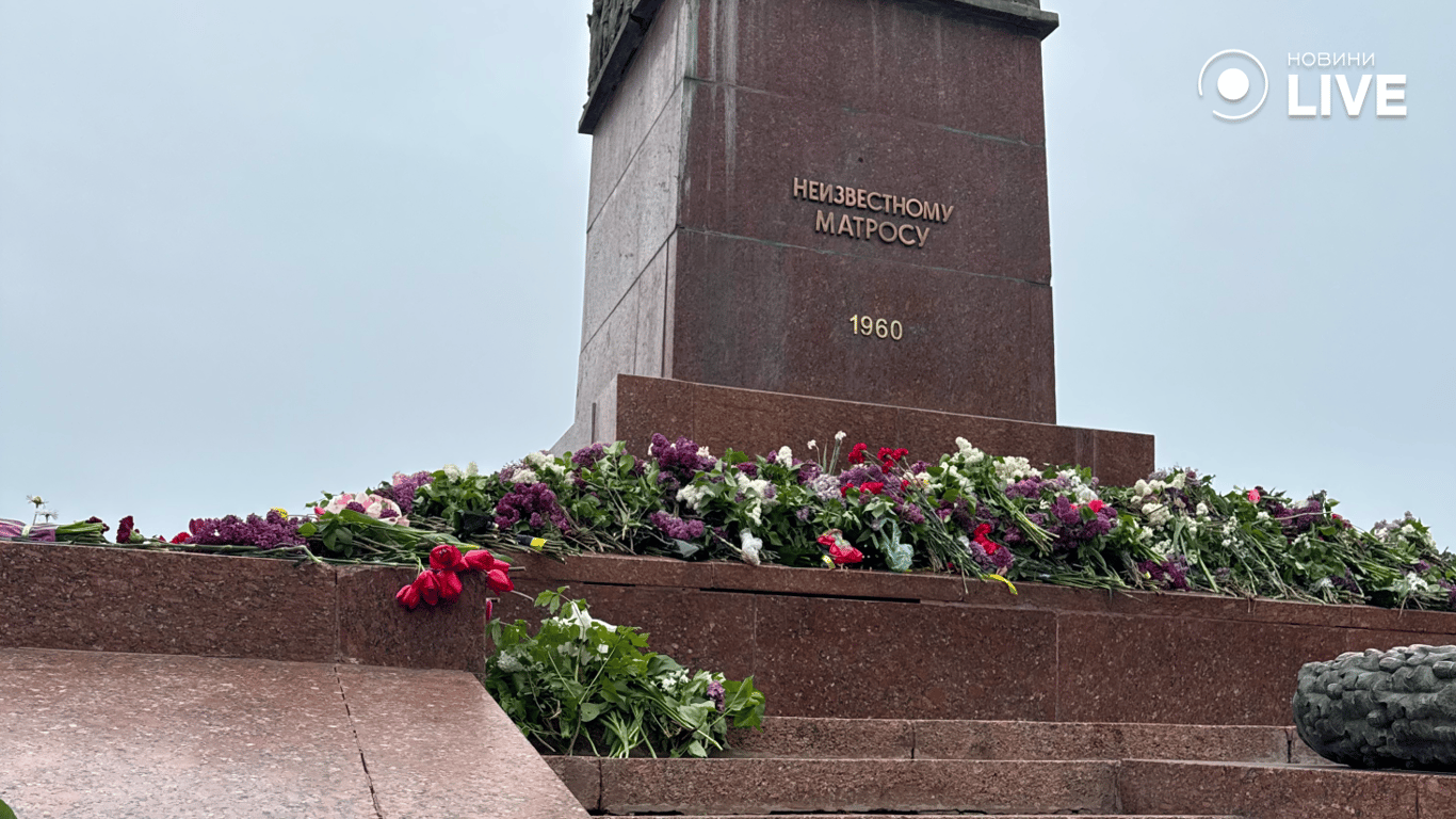 Букети квітів на Алеї Слави