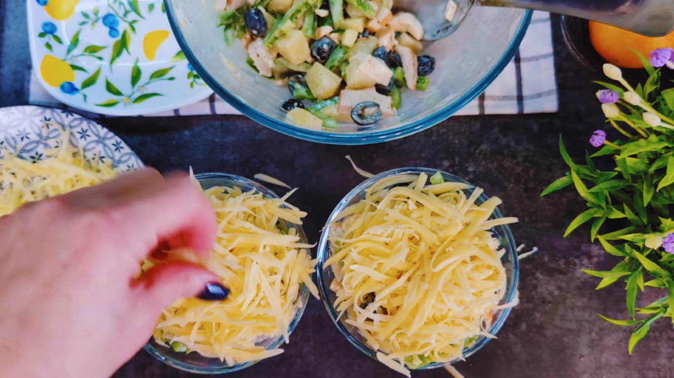 новорічний рецепт салату з копченою куркою та ананасами