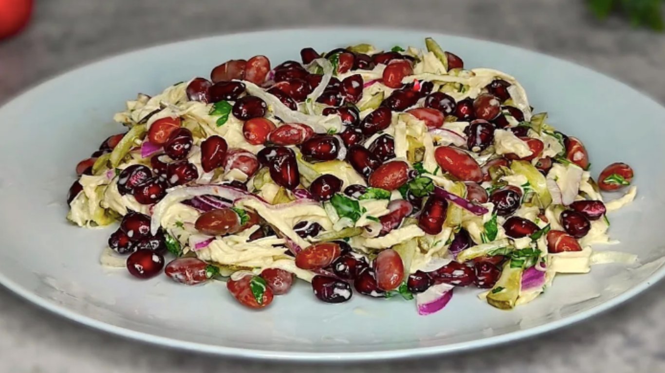 простий салату з куркою, гранатом та квасолею