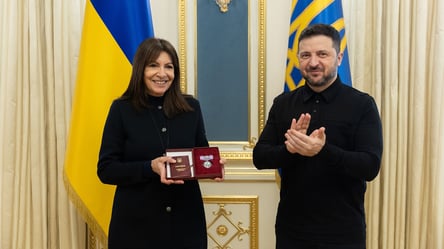 Зеленський відзначив мера Парижа почесною нагородою — відео - 285x160