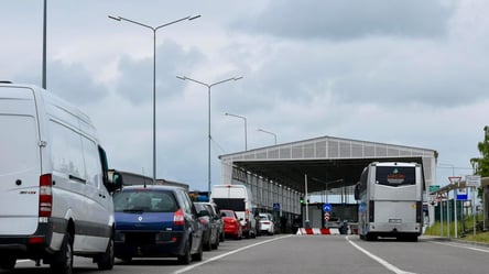 Є великі черги на кордоні України: які КПП краще не обирати сьогодні - 285x160