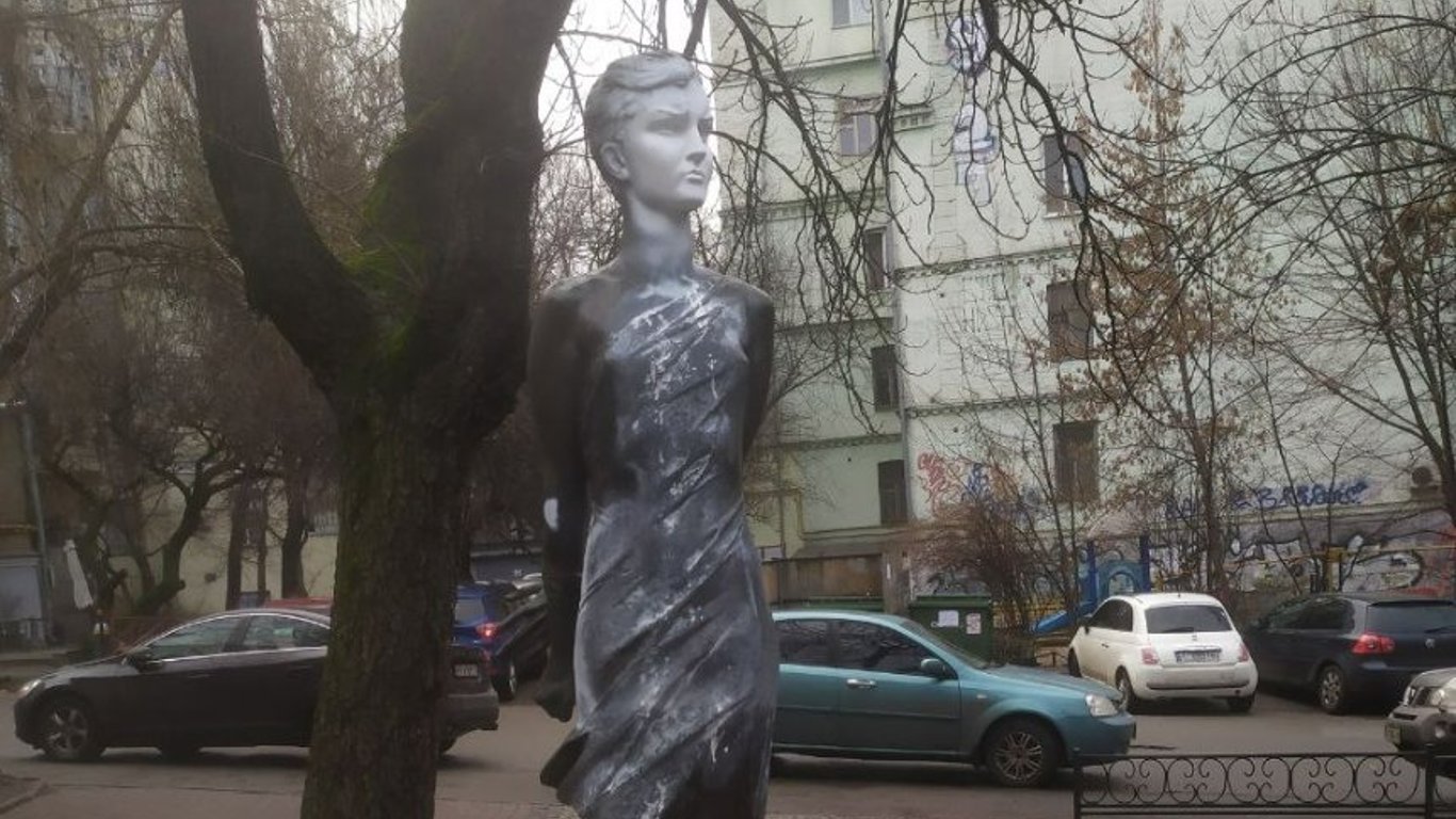 В Одесской области отказались сносить памятник советской комсомолке