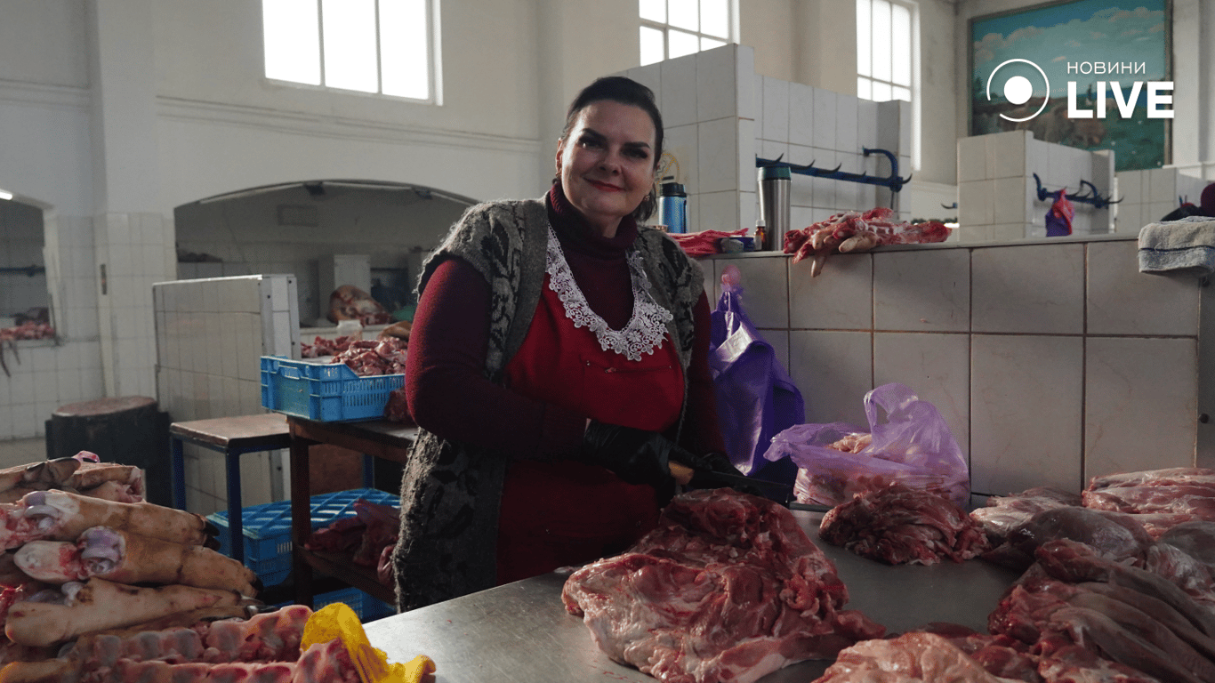 Продавчиня мʼяса Євгенія. Фото: Новини.LIVE/ Юлія Браславська