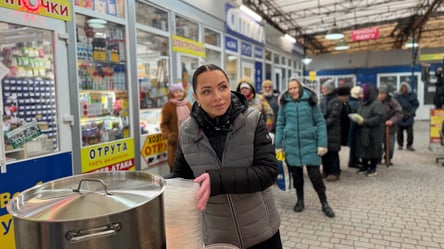 Певица Ольга Старовойт бесплатно угощает киевлян горячими обедами - 285x160