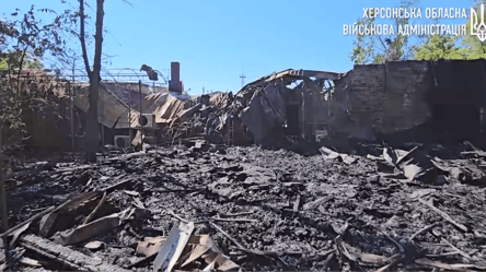 Взрывы в центре Херсона — оккупанты уничтожили здание известного в городе кафе - 285x160