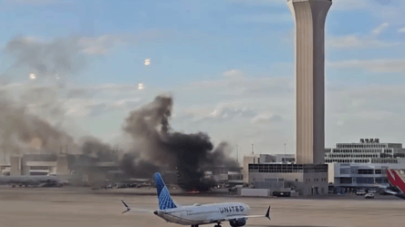 A passenger plane catches fire in the US with people on board - 285x160