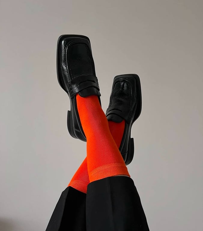 На яскравих колготках можна зробити акцент в образі