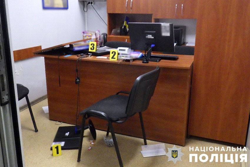 вкрав 24 тисячі та побив співробітника фінустанови