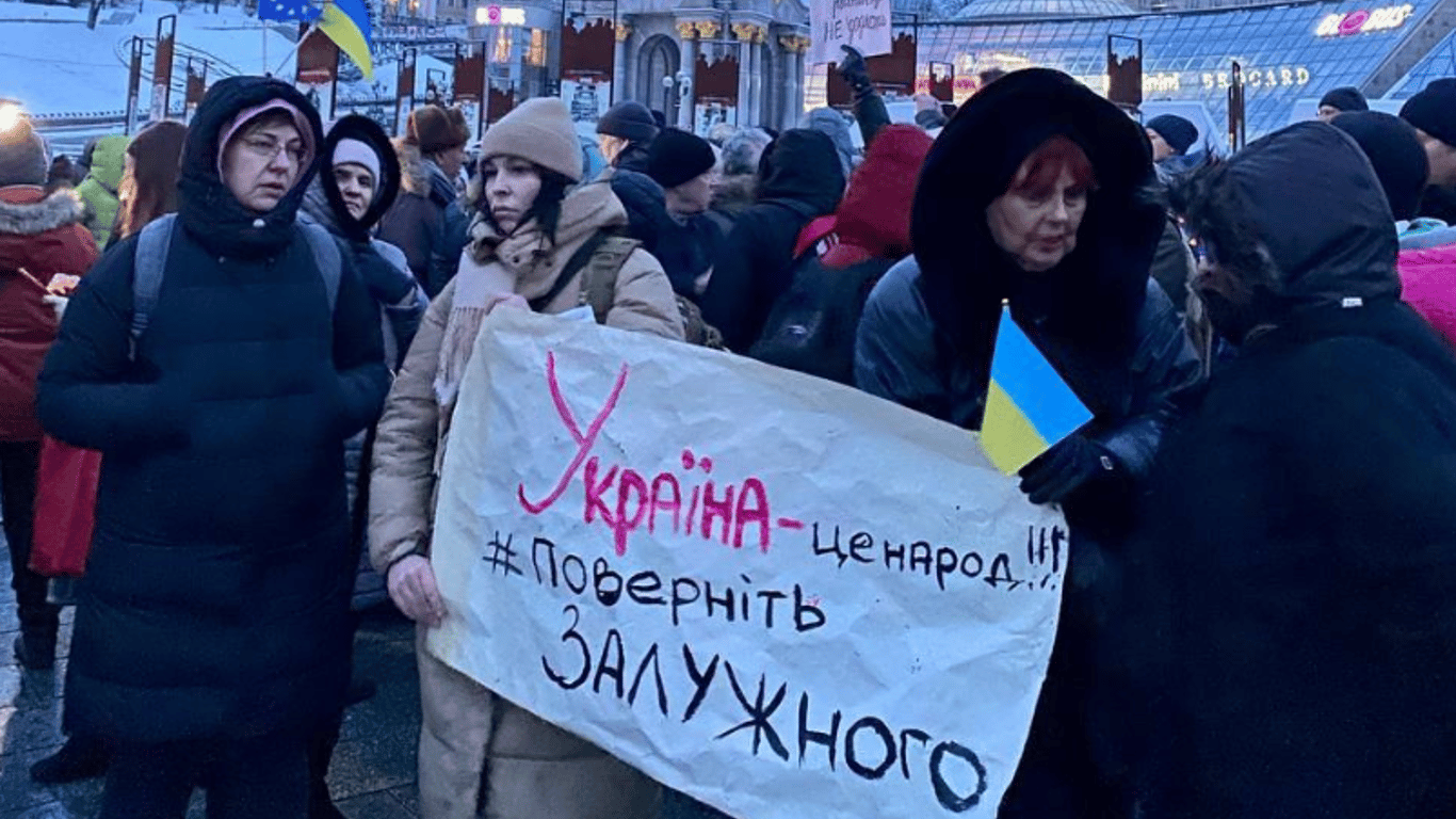 В центре Киева начался митинг за возвращение Залужного