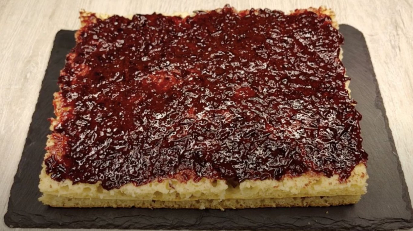 бюджетний торт з варенням на кефірі за 15 хвилин