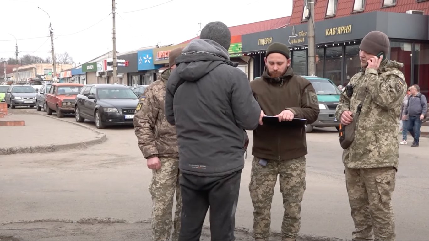 Кого з чоловіків можуть затримати на вулиці у січні — пояснює ТЦК