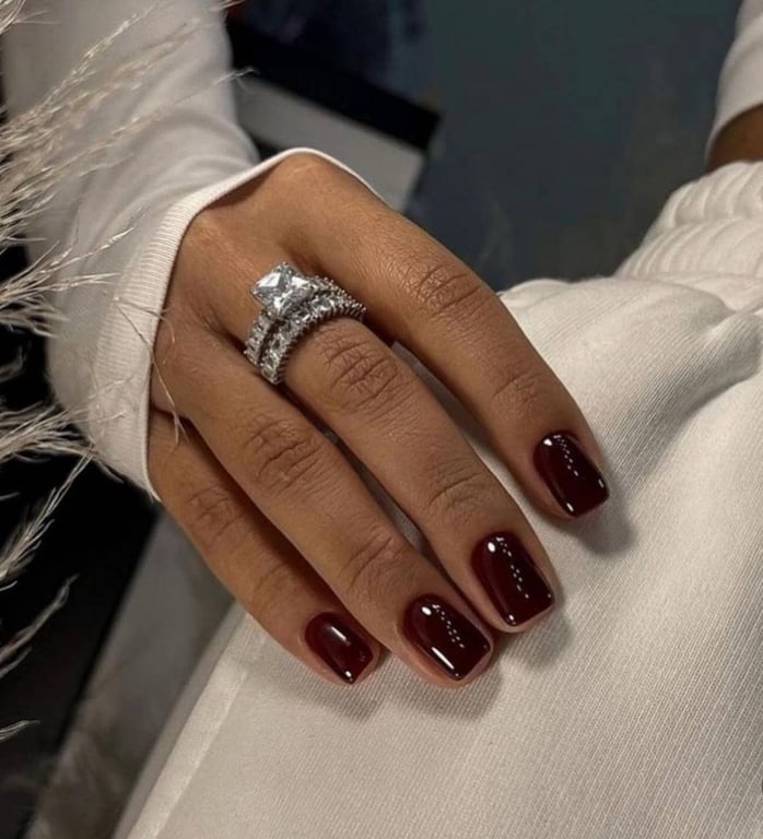 Маникюр с эффектом роскоши — модные идеи для зимы 2025 - фото 1