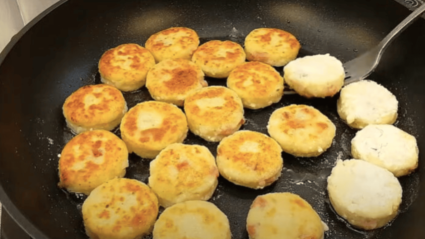 сирники з картоплею та ковбасою на сніданок