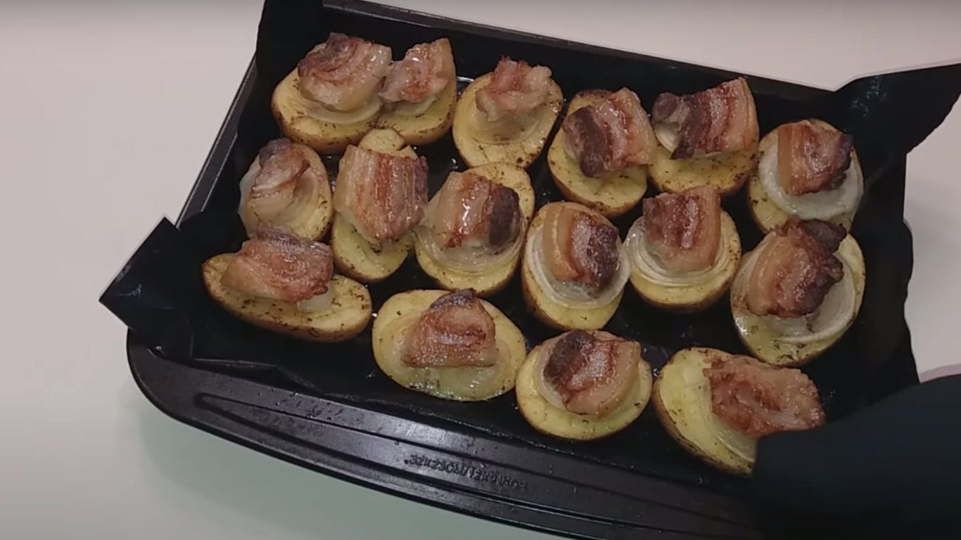 Картопля з салом в духовці — відео рецепт