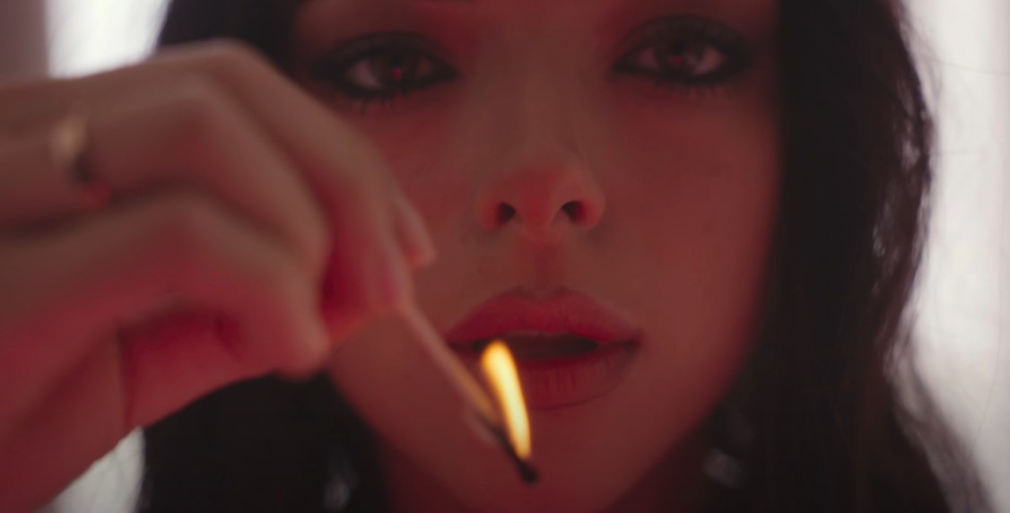 В ультракоротких шортах и кружевах — скандальная художница Соня Морозюк удивила первым клипом - фото 3