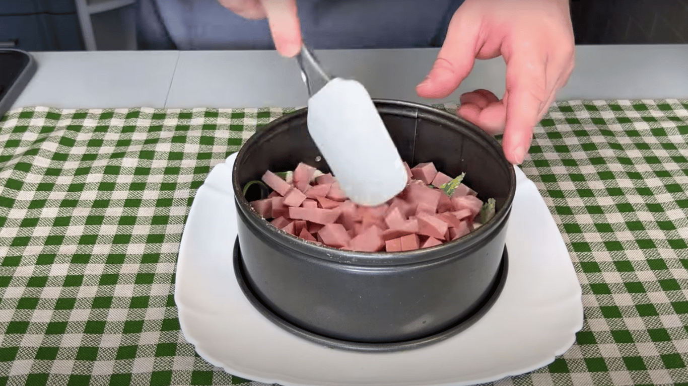 салат з ковбасою, фетою та чері