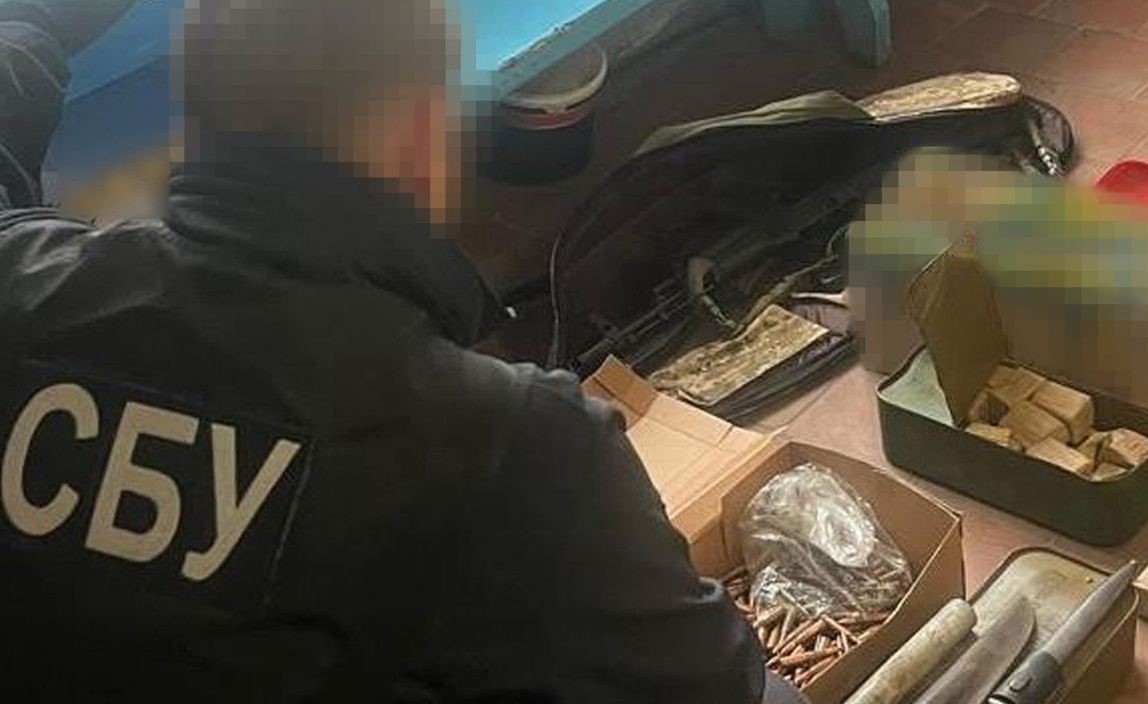 Правоохоронці затримали чоловіків, які намагались продати авторитету трофейну зброю - фото 4